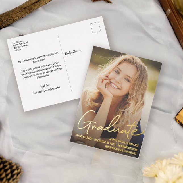 Carte Postale De Vacances En Aluminium Diplômé tendance Script superposer photo personnal (Elegant gold foil Graduation photo announcement postcard.)