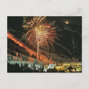 Carte Postale Défilé aux flambeaux et feux d'artifice en hiver