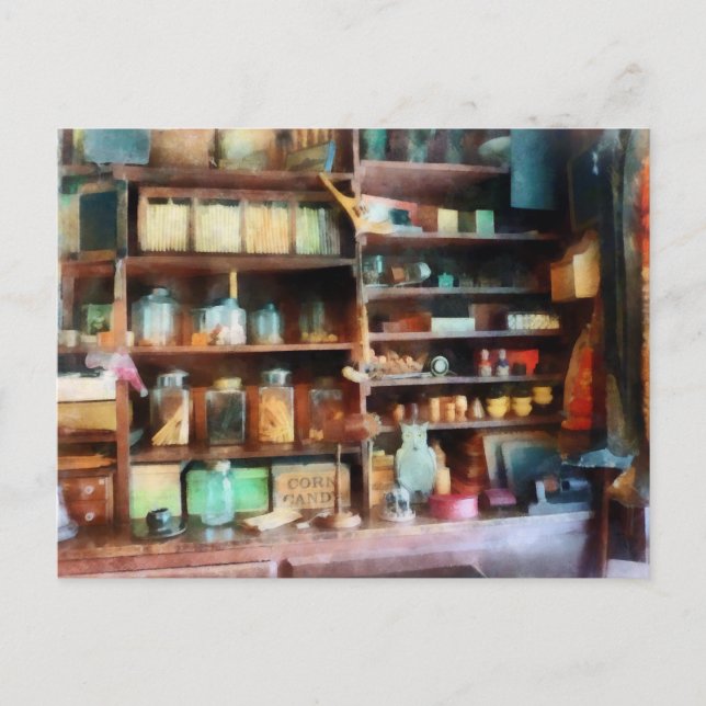 Carte Postale Derrière le comptoir de l'épicerie générale (Devant)