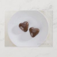 Des bonbons en forme de coeur sur une assiette