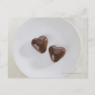 Carte Postale Des bonbons en forme de coeur sur une assiette
