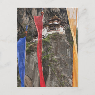Carte Postale Des drapeaux de prière flottent près de Taktshang