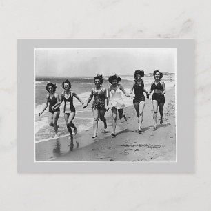 Carte Postale Des femmes courent sur la plage, dans les années 4