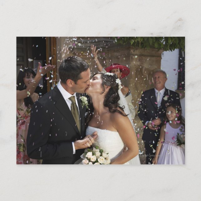 Carte Postale Des invités jetant des confettis pour embrasser la (Devant)