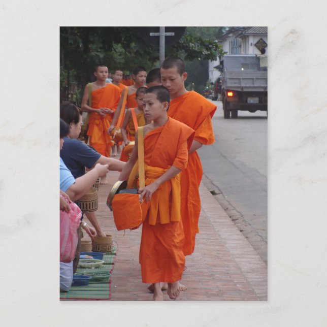 Carte Postale Des moines ramassent des aumônes à Luang Prabang,  (Devant)