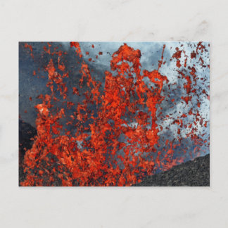 Carte Postale Dessin de lave chaude du cratère du volcan en érup