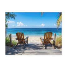 Deux chaises de plage sur le pont en bois sur la m