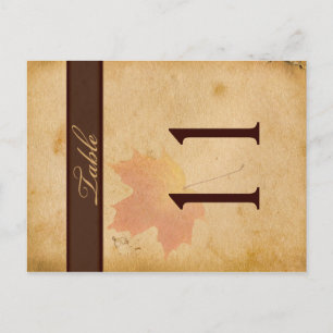 Carte Postale Deux feuilles latérales d'automne sur papier vieil