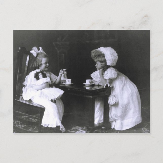 Carte Postale Deux petites filles à une fête du thé (Devant)