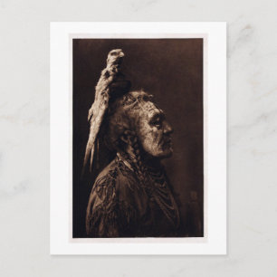 Carte Postale Deux sifflets, un homme de médecine du Corbeau.