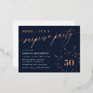 Carte Postale D'invitation À Feuilles D'aluminium Marine & Rose Gold Script Surprise Party