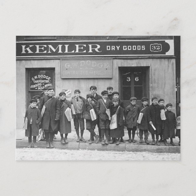 Carte Postale Distribuant les journaux du dimanche, 1909 (Devant)