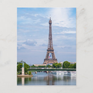 Carte Postale Drapeau français agitant au milieu de la Tour Eiff