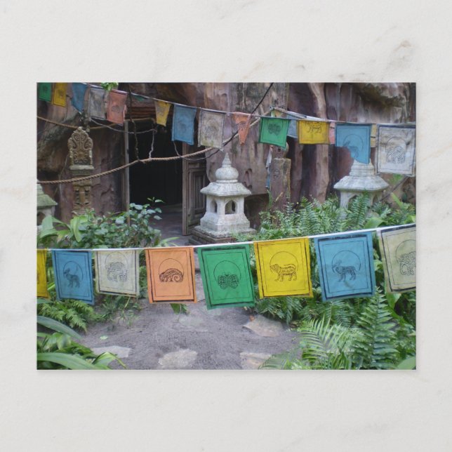 Carte Postale Drapeaux de prière au temple (Devant)