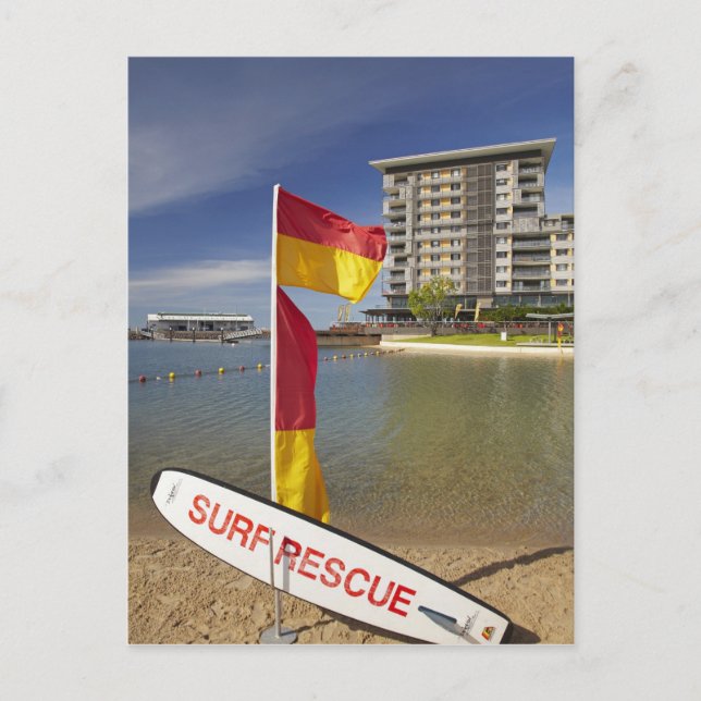 Carte Postale Drapeaux et planche de sauvetage de surf (Devant)