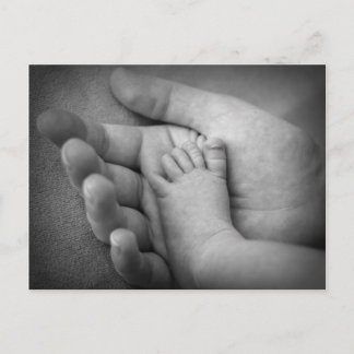Carte postale du pied de bébé dans la main de la m