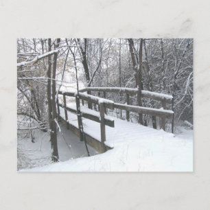 Carte postale du pont couvert par la neige d'hiver