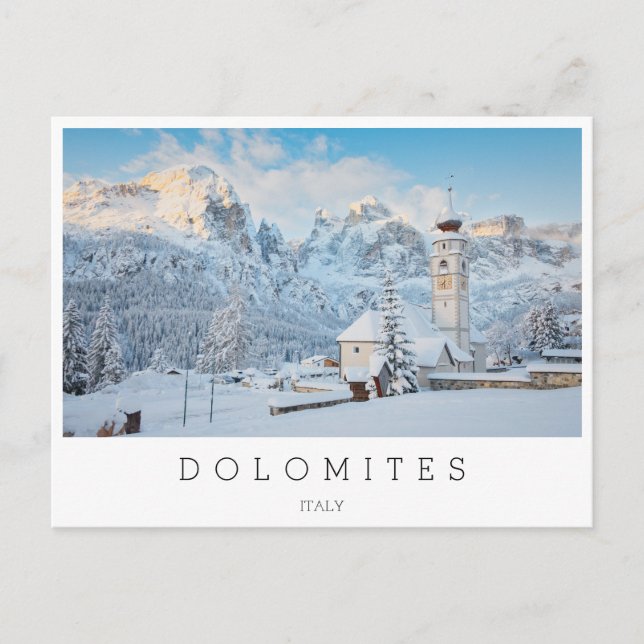 Carte Postale Église couverte de neige avec fond de montagne (Devant)