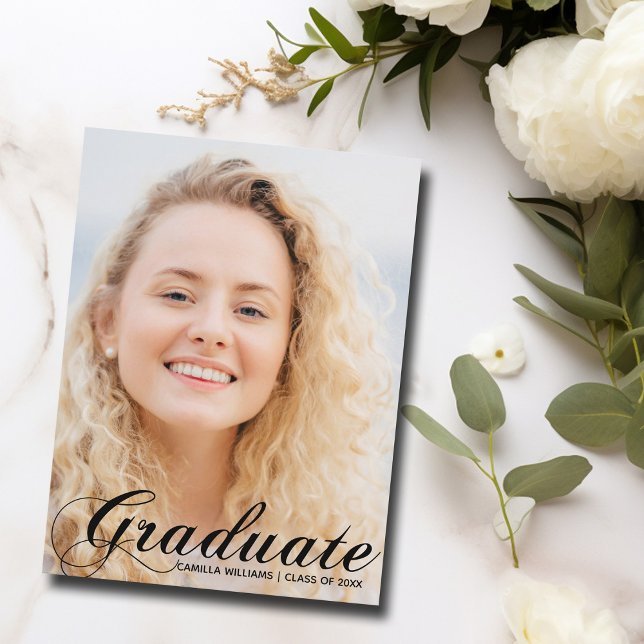 Carte Postale Élégante Photo Graduate 2025 Black Flourish Script (Créateur téléchargé)