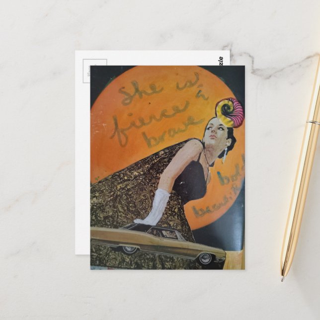 Carte Postale Elle est féroce et courageuse, collage audacieux (Devant/Arrière en situation)