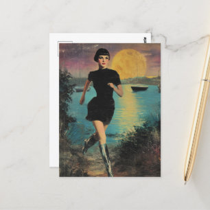 Carte Postale Elle tourne sur la plage dans une robe noire botte