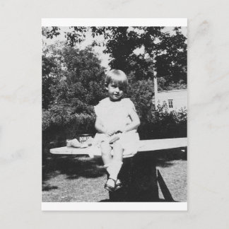 Carte Postale Enfant assis dans les années 1940