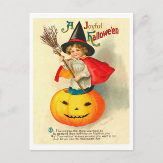Carte Postale Enfant en costume de sorcière sur citrouille sculp