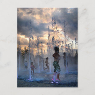 Carte Postale Enfants jouant dans la fontaine au coucher du sole