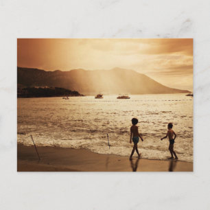 Carte Postale Enfants jouant sur la plage dans les tons sépia