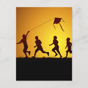 Carte Postale Enfants volant un cerf-volant