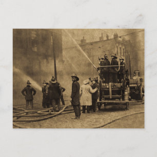 Carte Postale Équipage d'incendie en action - Vintage