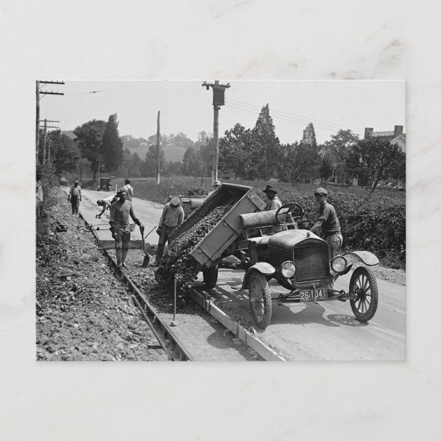 Carte Postale Équipe routière au travail, 1925 (Devant)