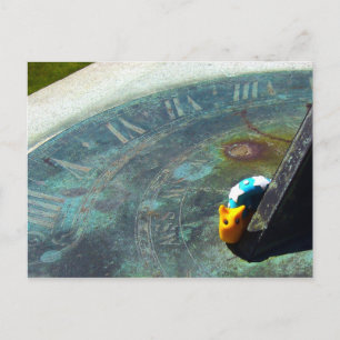 Carte Postale Escargot jaune visitant un cadran solaire