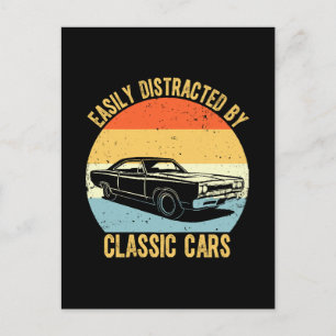 Carte Postale Facilement distrait par les voitures classiques