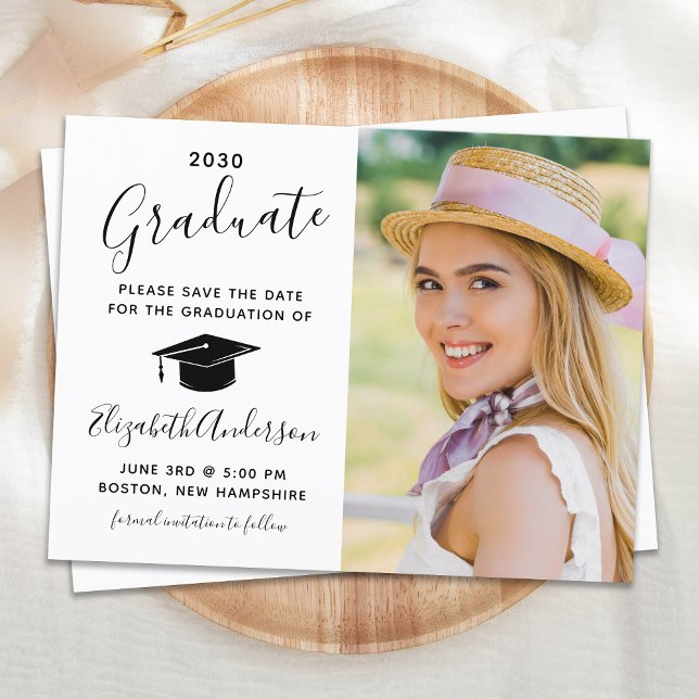 Carte Postale Faire-part Graduation Enregistrer La Date Élégante Script Pho (Créateur téléchargé)