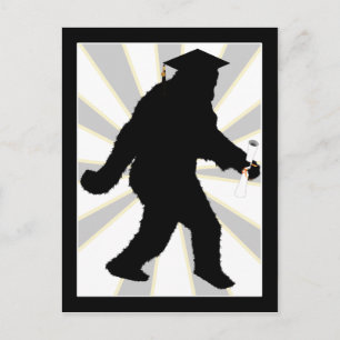 Carte Postale Faire-part Graduation Sasquatch avec Casquette