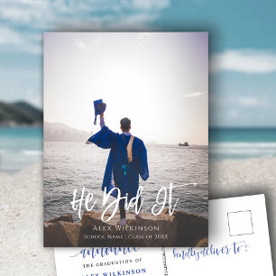 Carte Postale Faire-part Il L'A Fait Script Moderne Garçon Photo Graduation