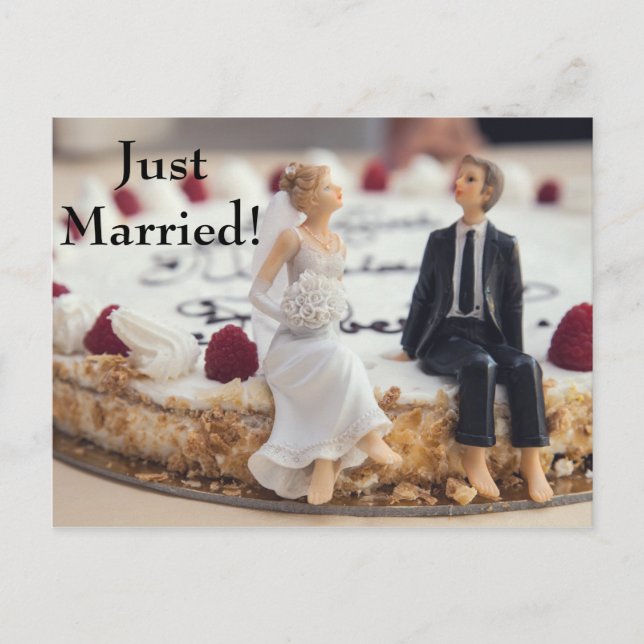 Carte Postale Faire-part Mariée et marié mignons sur gâteau blanc (Devant)