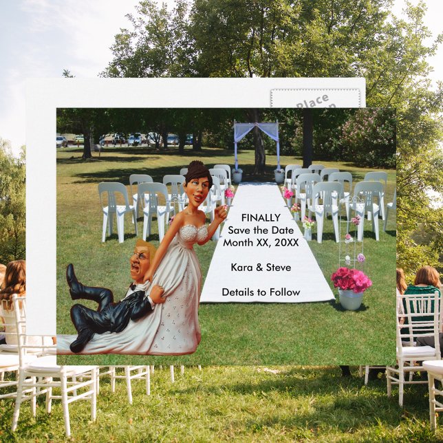 Carte Postale Faire-part Mariée traînant des figurines de marié marron et b (Finally Save the Date Funny Couple Brown & Blond Announcement Postcard)