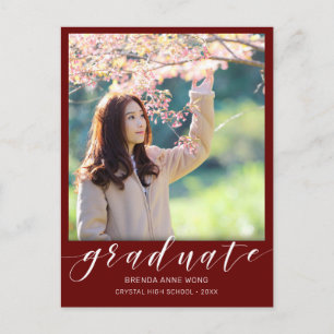 Carte Postale Faire-part Photo de Graduation moderne Script blanc Maroon 20