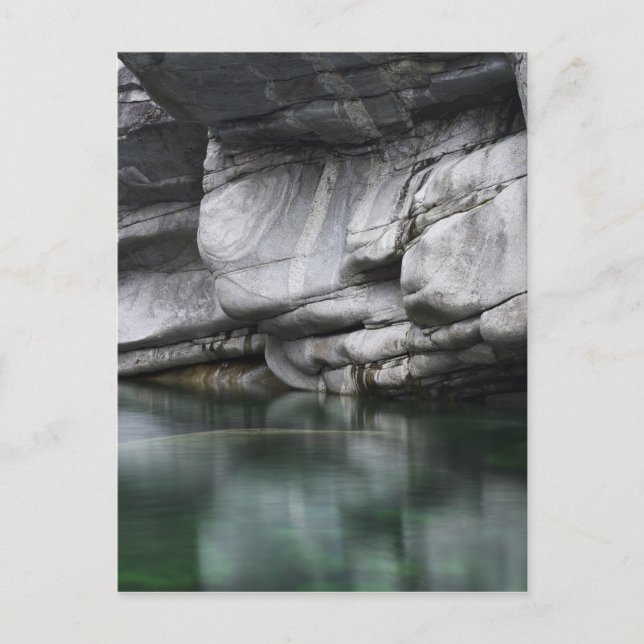 Carte Postale Falaise rocheuse arrondie par la rivière Verzasca (Devant)