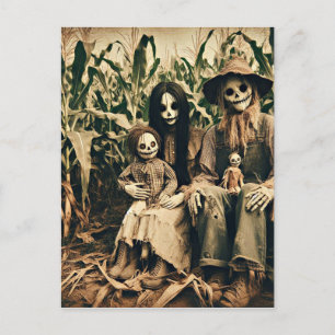 Carte Postale Famille déplaisant Scarecrow dans champ photo d'ho