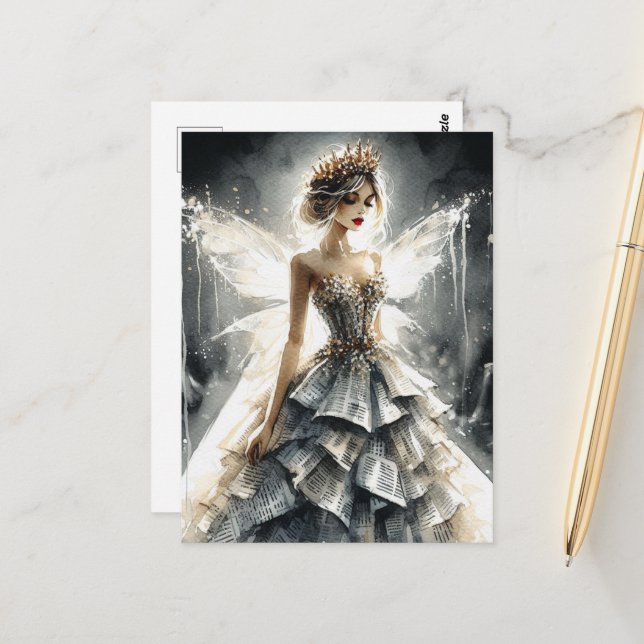 Carte Postale Fée dans un défilé de mode habillé de journaux (Devant/Arrière en situation)