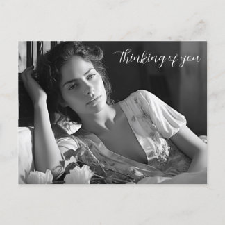 Carte Postale Femme allongée dans le lit B&W photo