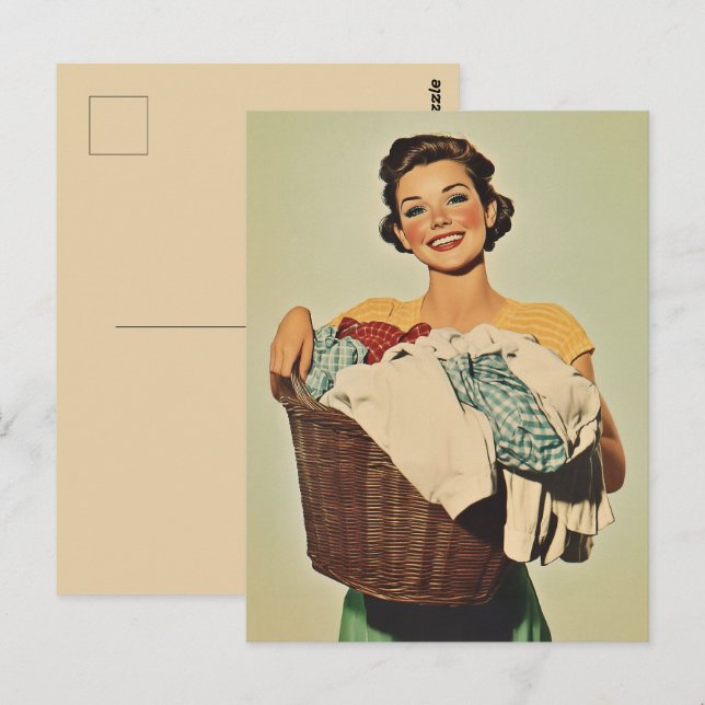 Carte Postale Femme au foyer souriante avec panier de blanchisse (Devant / Derrière)