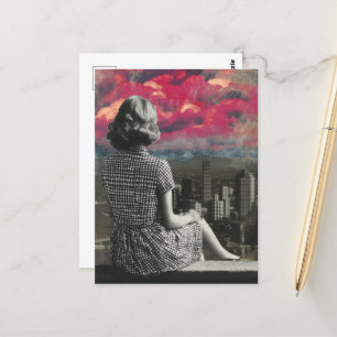 Carte Postale Femme au sommet des nuages roses de la ville