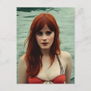 Carte Postale Femme aux cheveux roux nage