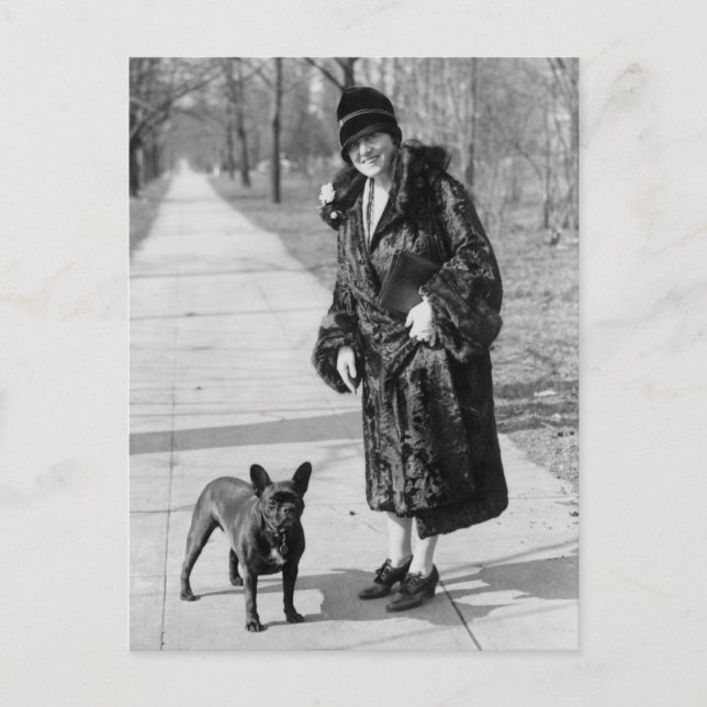 Carte Postale Femme avec French Bulldog, années 1920 (Devant)
