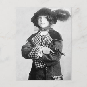 Carte Postale Femme avec pistolet, 1910