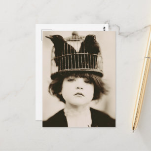 Carte Postale Femme avec un chapeau à cage à oiseaux